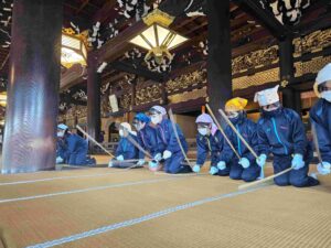 今年も東本願寺の「お煤払い」に参加しました。