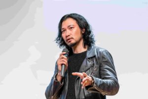 俳優・アーティスト青木 崇高 さんをお招きして「挑戦とつながりがWell-Beingな未来を創る」タイトルで講演会を開催しました。