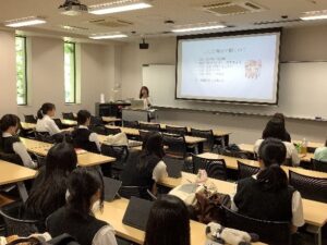高校3年生を対象に京都光華大学のキャンパス内にて内部進学座談会が実施されました