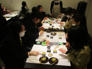 校長の目（和菓子作り）