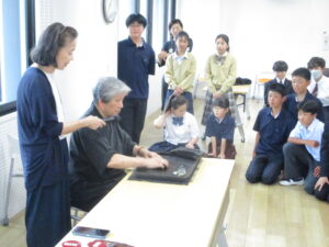 校長の目（中１にぎり墨体験①）