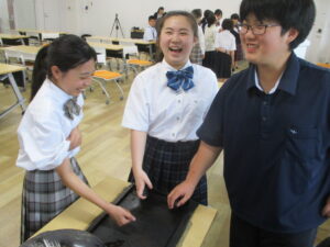 校長の目（中１にぎり墨体験②）